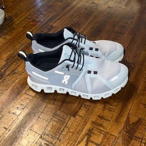 On cloud 5 waterproof womens running shoes size 8